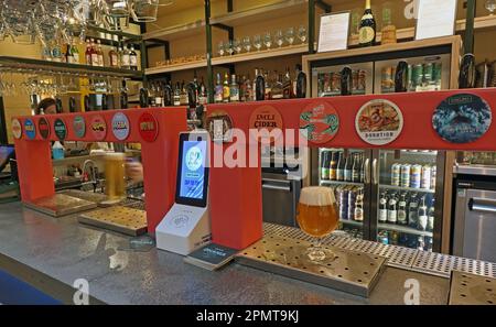 Bundobust bar area, birreria presso St James Building, 61-69 Oxford Street, Manchester, Inghilterra, Regno Unito, M1 6EQ Foto Stock