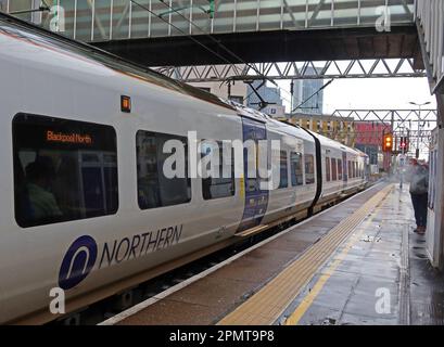 Servizio ferroviario Northern, EMU - unità elettrica multipla, su una piattaforma piovosa, alla stazione ferroviaria Manchester Oxford Road, Inghilterra, Regno Unito, M1 6FU Foto Stock