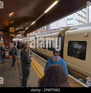 Servizio ferroviario Northern, EMU - unità elettrica multipla, su una piattaforma piovosa, alla stazione ferroviaria Manchester Oxford Road, Inghilterra, Regno Unito, M1 6FU Foto Stock