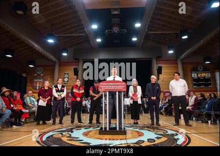 Vancouver, British Columbia, Canada. 14th Apr, 2023. Il primo ministro JUSTIN TRUDEAU si rivolge alla stampa prima di una sessione di domande e Risposte con i membri della Squamish First Nation, aprile 14, su un terreno di riserva vicino a North Vancouver, British Columbia. Trudeau ha usato l'occasione per annunciare $8,2 miliardi di dollari in fondi per 10 anni alla prima autorità sanitaria delle Nazioni della provincia, che ha assunto la responsabilità del governo federale per la gestione e la fornitura di assistenza sanitaria per le 200 comunità indigene di B.C. nel 2013. Con il rinnovo dei finanziamenti di venerdì, il governo ha riconosciuto il CAN indigeno Foto Stock