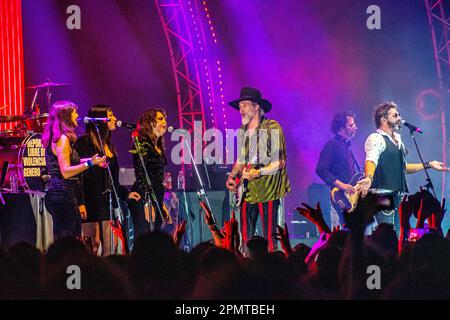 Caballeros de la Quema rock band durante uno spettacolo dal vivo al Luna Park Stadium, Buenos Aires, Argentina. Foto Stock