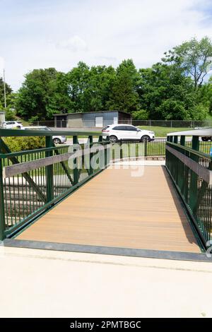 Johnson City, Tennessee, Stati Uniti 2022-06-04 Blue Plum festival: Parco dei fondatori: Footbrige su un vapore. Foto Stock