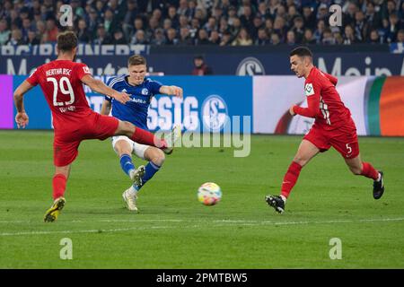 Gelsenkirchen, Germania. 14th Apr, 2023. Simon TERODDE (GE) azione, duelli, contro Lucas TOUSART (B), calcio 1st Bundesliga, 28th matchday, FC Schalke 04 (GE) - Hertha BSC Berlin (B) 5: 2, il 14th aprile 2023 a Gelsenkirchen / Germania . I regolamenti #DFL vietano qualsiasi uso di fotografie come sequenze di immagini e/o quasi-video # Credit: dpa picture Alliance/Alamy Live News Foto Stock