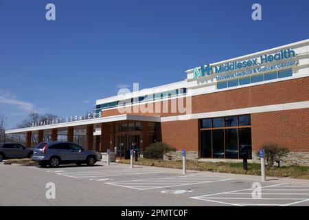 Ingresso per i servizi ambulatoriali al Middlesex Health Shoreline Medical and Cancer Center. Esterno con parcheggio per disabili di fronte e auto. Foto Stock