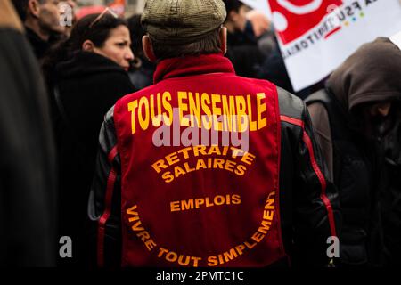 Parigi, Francia. 14th Apr, 2023. Un vecchio uomo visto con una giacca che dice 'tutti insieme' durante la dimostrazione. Il Consiglio costituzionale francese ha approvato il disegno di legge impopolare del governo di Macron di aumentare l'età pensionabile a 64 anni. A Parigi, migliaia di persone hanno protestato nei pressi dell'Hotel de Ville e hanno preso le strade per sauvare le proteste e gli scontri con la polizia. Credit: SOPA Images Limited/Alamy Live News Foto Stock