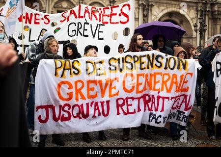 Parigi, Francia. 14th Apr, 2023. I manifestanti hanno una bandiera che esprime la loro opinione durante la dimostrazione. Il Consiglio costituzionale francese ha approvato il disegno di legge impopolare del governo di Macron di aumentare l'età pensionabile a 64 anni. A Parigi, migliaia di persone hanno protestato nei pressi dell'Hotel de Ville e hanno preso le strade per sauvare le proteste e gli scontri con la polizia. (Foto di Telmo Pinto/SOPA Images/Sipa USA) Credit: Sipa USA/Alamy Live News Foto Stock