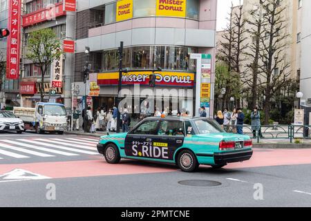 Aprile 2023, quartiere di Tokyo Shinjuku, Toyota Crown taxi auto veicoli per le strade di Tokyo, Giappone, Asia Foto Stock