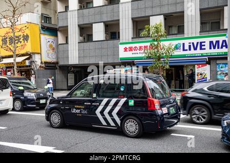 Shinjuku Tokyo 2023 aprile, Toyota JPN nero ibrido taxi veicolo elettrico per le strade a Shinjuku, Tokyo, Giappone Foto Stock