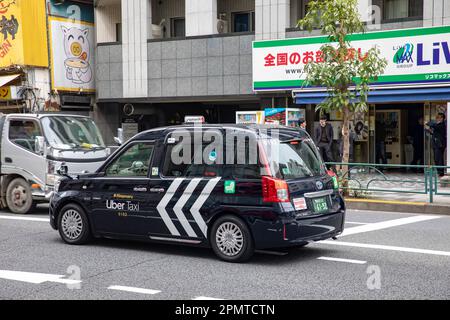 Shinjuku Tokyo 2023 aprile, Toyota JPN nero ibrido taxi veicolo elettrico per le strade a Shinjuku, Tokyo, Giappone Foto Stock