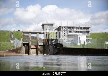 PRODUZIONE - 13 aprile 2023, Hesse, Bad Soden-Salmünster: Flussi d'acqua all'uscita del serbatoio di Kinzigtalsperre. A partire dalla metà del 2022, questo è stato in una certa misura drenato a causa di una revisione della sicurezza che si svolge ogni 20 anni. Dopo la pausa invernale forzata, la revisione di sicurezza principale programmata del Kinzigtalsperre e la relativa riabilitazione deve essere continuata. (A dpa 'il lavoro su Kinzigtalsperre continua dopo la pausa invernale') Foto: Sebastian Gollnow/dpa Foto Stock