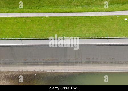 PRODUZIONE - 13 aprile 2023, Hesse, Bad Soden-Salmünster: Piccole falde acquatiche nel serbatoio del Kinzigtalsperre (foto scattata con il drone). Dalla metà del 2022, il serbatoio è stato scaricato in una certa misura a causa di un'ispezione di sicurezza che ha luogo ogni 20 anni. Dopo la pausa invernale forzata, la revisione di sicurezza principale rotazionale del Kinzigtalsperre e la riabilitazione associata deve essere continuata. (A dpa 'il lavoro su Kinzigtalsperre continua dopo la pausa invernale') Foto: Sebastian Gollnow/dpa Foto Stock