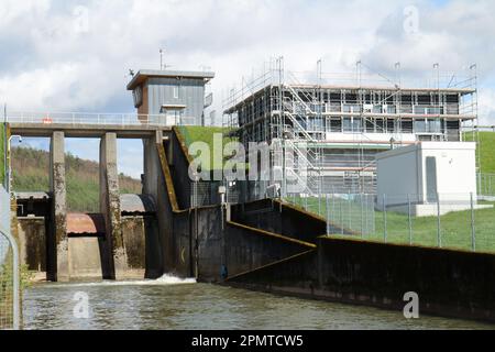 PRODUZIONE - 13 aprile 2023, Hesse, Bad Soden-Salmünster: Flussi d'acqua all'uscita del serbatoio di Kinzigtalsperre. A partire dalla metà del 2022, questo è stato in una certa misura drenato a causa di una revisione della sicurezza che si svolge ogni 20 anni. Dopo la pausa invernale forzata, la revisione di sicurezza principale programmata del Kinzigtalsperre e la relativa riabilitazione deve essere continuata. (A dpa 'il lavoro su Kinzigtalsperre continua dopo la pausa invernale') Foto: Sebastian Gollnow/dpa Foto Stock