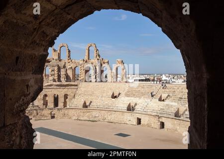 L'anfiteatro e la città di El Djem in Tunisia, Nord Africa Foto Stock