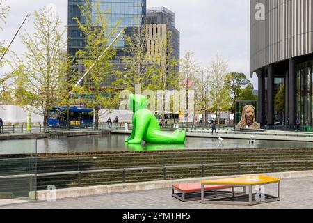 Osaka 2023 aprile, Ted Hyber verde orsacchiotto fontana di Fabrice Hybert con Art Scramble sabbia donna ritratto adiacente, Osaka Grand Front, Giappone Foto Stock