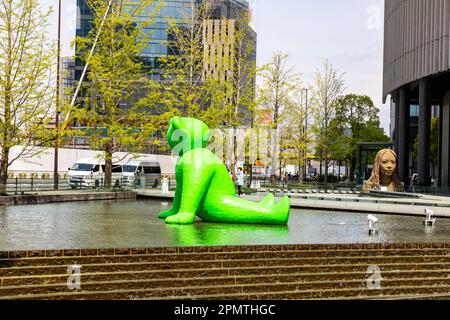 Osaka 2023 aprile, Ted Hyber verde orsacchiotto fontana di Fabrice Hybert con Art Scramble sabbia donna ritratto adiacente, Osaka Grand Front, Giappone Foto Stock