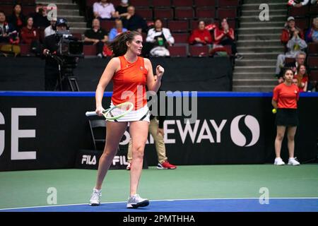 Vancouver, Canada. 14th Apr, 2023. Vancouver, British Columbia, Canada, 14th 2023 aprile: Rebecca Marino (Canada) festeggia durante la partita dei qualificatori della Billie Jean King Cup 2023 tra Canada e Belgio al Pacific Coliseum di Vancouver, British Columbia, Canada (SOLO PER USO EDITORIALE). (Amy Elle/SPP) Credit: SPP Sport Press Photo. /Alamy Live News Foto Stock