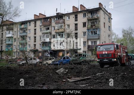 Sloviansk, Ucraina. 14th Apr, 2023. Il sito dove il razzo è colpito a Sloviansk. Le truppe russe hanno attaccato la città Ucraina orientale Sliviansk sul grande venerdì ortodosso orientale. I funzionari hanno affermato che è il più grande attacco di razzo da mesi, causando almeno 8 morti e 21 feriti, compresi i bambini e molti edifici distrutti. Ufficiale ha anche detto che almeno 7 missili sono stati sparati durante il venerdì pomeriggio. Credit: SOPA Images Limited/Alamy Live News Foto Stock