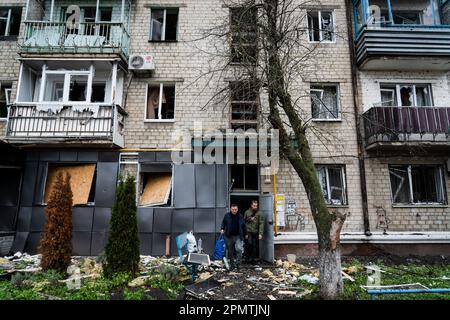 Sloviansk, Ucraina. 14th Apr, 2023. I residenti trasportano i loro effetti personali da un edificio danneggiato a Sloviansk. Le truppe russe hanno attaccato la città Ucraina orientale Sliviansk sul grande venerdì ortodosso orientale. I funzionari hanno affermato che è il più grande attacco di razzo da mesi, causando almeno 8 morti e 21 feriti, compresi i bambini e molti edifici distrutti. Ufficiale ha anche detto che almeno 7 missili sono stati sparati durante il venerdì pomeriggio. Credit: SOPA Images Limited/Alamy Live News Foto Stock