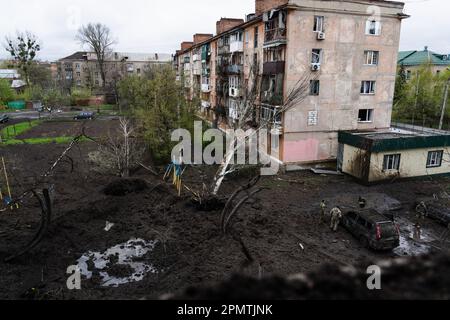 Sloviansk, Ucraina. 14th Apr, 2023. Il sito dove il razzo è colpito a Sloviansk. Le truppe russe hanno attaccato la città Ucraina orientale Sliviansk sul grande venerdì ortodosso orientale. I funzionari hanno affermato che è il più grande attacco di razzo da mesi, causando almeno 8 morti e 21 feriti, compresi i bambini e molti edifici distrutti. Ufficiale ha anche detto che almeno 7 missili sono stati sparati durante il venerdì pomeriggio. Credit: SOPA Images Limited/Alamy Live News Foto Stock