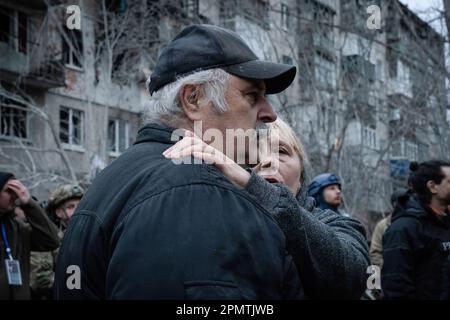 Sloviansk, Ucraina. 14th Apr, 2023. I parenti reagiscono mentre attendono che la squadra di soccorso raggiunga per i loro membri della famiglia nelle macerie in Sloviansk le truppe russe hanno attaccato la città Ucraina orientale di Sloviansk sul grande venerdì ortodosso orientale. I funzionari hanno affermato che è il più grande attacco di razzo da mesi, causando almeno 8 morti e 21 feriti, compresi i bambini e molti edifici distrutti. Ufficiale ha anche detto che almeno 7 missili sono stati sparati durante il venerdì pomeriggio. (Foto di Ashley Chan/SOPA Images/Sipa USA) Credit: Sipa USA/Alamy Live News Foto Stock