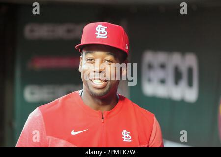 St Louis, Stati Uniti. 14th Apr, 2023. St Louis Cardinals Jordan Walker scherza con i compagni di squadra prima di una partita contro i Pittsburgh Pirates al Busch Stadium di St Louis il Venerdì, 14 aprile 2023. Foto di Bill Greenblatt/UPI Credit: UPI/Alamy Live News Foto Stock