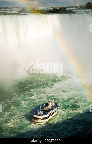 Il tour in barca Maid of the Mist porta viaggiatori e turisti dal molo di Niagara Falls, Ontario, Canada Foto Stock