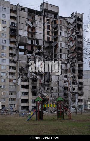 Crollò il blocco residenziale nel Saltivka, distretto settentrionale di Kharkiv dopo essere stato colpito direttamente da munizioni esplosive. Kharkiv e l'area circostante, a causa della sua vicinanza alla Russia, hanno iniziato a partecipare attivamente ai combattimenti dal giorno dell'invasione russa - 24 febbraio 2022. Le truppe russe occuparono i villaggi circostanti e tentarono di occupare la parte settentrionale della città. Foto Stock