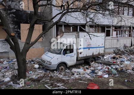 Kharkiv, Ucraina. 01st Apr, 2023. Camion di consegna danneggiato vicino al blocco residenziale crollato nel distretto di Saltivka a Kharkiv Kharkiv e l'area circostante, a causa della sua vicinanza alla Russia, ha iniziato a prendere parte attiva nei combattimenti dal giorno dell'invasione russa - 24 febbraio 2022. Le truppe russe occuparono i villaggi circostanti e tentarono di occupare la parte settentrionale della città. (Foto di Amadeusz Swierk/SOPA Images/Sipa USA) Credit: Sipa USA/Alamy Live News Foto Stock