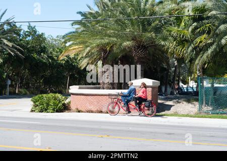 Key West, Florida USA - 08 febbraio 2016: Ciclista in bicicletta doppia per strada. Foto Stock