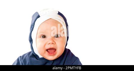 Bambina con cappuccio bianco blu. Studio faccia ritratto soleggiato su sfondo bianco Foto Stock