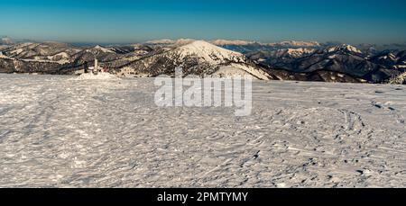 Vista dalla collina Ploska in Velka Fatra montagne in Slovacchia durante la bella giornata invernale Foto Stock