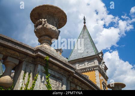 Vaso decorativo in pietra a Massandra Palace. Si tratta di una villa Chateauesque dell'imperatore Alessandro III di Russia a Massandra, sulla costa meridionale della Crimea. C Foto Stock