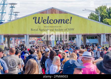 Folle di persone in attesa di entrare al Royal Easter Show 2023 a Sydney, Australia. Più punti di ingresso e punti speciali per disabili e persone con pram hanno fatto sì che le code si spostino rapidamente. Più di 900.000 persone hanno partecipato allo spettacolo nei 12 giorni di aprile e ci sono stati 8240 animali in loco Foto Stock