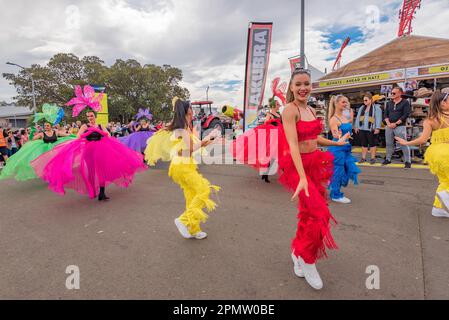 Giovani ballerine in abiti colorati fanno parte di una sfilata al Royal Easter Show 2023 di Sydney. Foto Stock