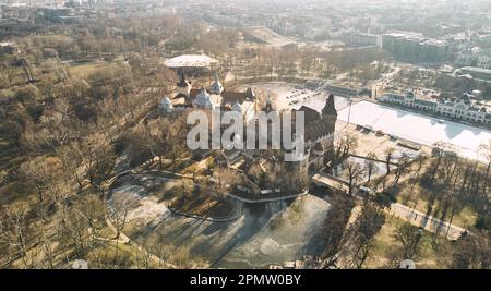 Vista aerea del complesso museale del castello di Vajdahunyad a Budapest Foto Stock