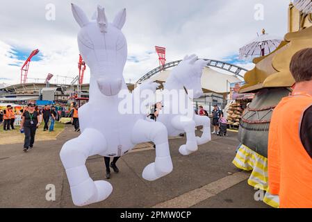 I cavalli gonfiabili bianchi fanno parte di una parata al Royal Easter Show 2023 di Sydney. Foto Stock