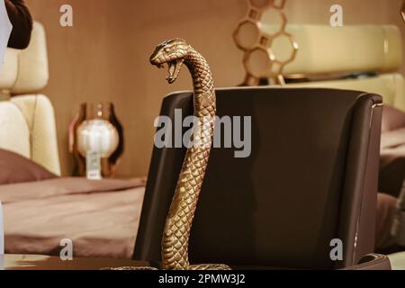 Decorazione desktop serpente decorativo con bocca aperta. Foto Stock