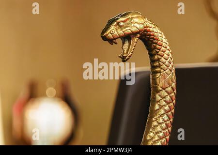 Decorazione desktop serpente decorativo con bocca aperta. Foto Stock