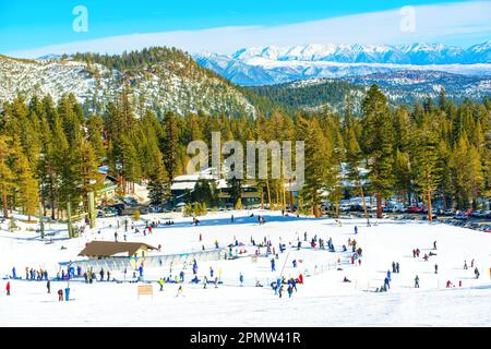 California, USA - 24 dicembre 2022: Persone che sciano al Mammoth Mountain Ski Resort Village Foto Stock