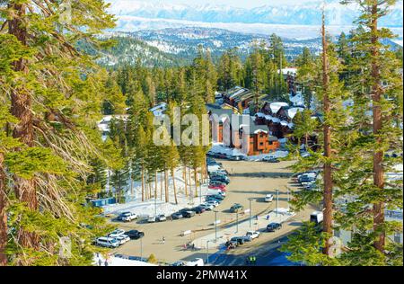 California, USA - 24 dicembre 2022: Villaggio della stazione sciistica di Mammoth Mountain visto dalla cima della collina. Foto Stock