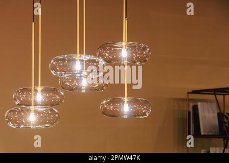Lampade in vetro piatto sospese al soffitto Foto Stock