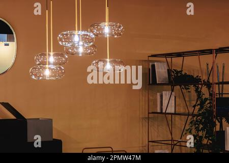 Lampade in vetro piatto sospese al soffitto Foto Stock