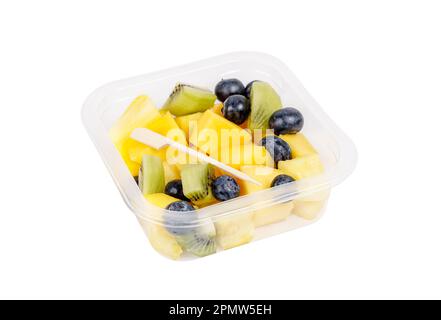 Macedonia di ananas, mango, kiwi e mirtilli in un contenitore di plastica su fondo bianco. Foto di alta qualità Foto Stock