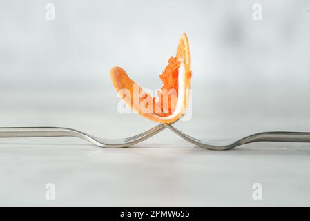 Khanom Buang Thai dessert di croccante e meringa. è composto da waffle croccanti e meringa a base di albume e zucchero con tuorlo d'uovo e coprimaterasso di cocco Foto Stock