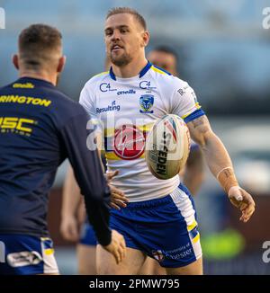 Warrington, Cheshire, Inghilterra 14th aprile 2023. Matt Duffy di Warrington si scalda davanti alla partita, durante il Warrington Wolves V Wigan Warriors Rugby League Football Club presso l'Halliwell Jones Stadium, la Betfred Super League, Warrington (Credit Image: ©Cody Froggatt/Alamy live news) Foto Stock