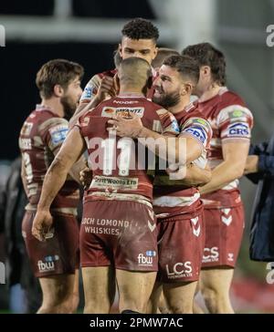 Warrington, Cheshire, Inghilterra 14th aprile 2023. Wigan celebra il risultato a tempo pieno, durante il Warrington Wolves V Wigan Warriors Rugby League Football Club presso l'Halliwell Jones Stadium, la Betfred Super League, Warrington (Credit Image: ©Cody Froggatt/Alamy live news) Foto Stock