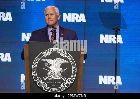 Indianapolis, Stati Uniti. 14th Apr, 2023. L'ex Vice Presidente Mike Pence parla al 2023 NRA-ILA Leadership Forum di Wayne Lapierre, Vice Presidente Esecutivo e CEO di Indianapolis. Il forum fa parte delle riunioni e delle mostre annuali della National Rifle Association, che si prevede attireranno circa 70.000 ospiti, si apre oggi e si svolge fino alla domenica. Credit: SOPA Images Limited/Alamy Live News Foto Stock