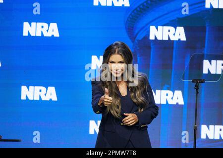 Indianapolis, Stati Uniti. 14th Apr, 2023. Il governatore del South Dakota Kristi Noem parla agli ospiti del 2023 NRA-ILA Leadership Forum di Indianapolis. Il forum fa parte delle riunioni e delle mostre annuali della National Rifle Association, che si prevede attireranno circa 70.000 ospiti, si apre oggi e si svolge fino alla domenica. Credit: SOPA Images Limited/Alamy Live News Foto Stock