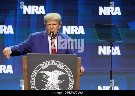 Indianapolis, Stati Uniti. 14th Apr, 2023. L’ex presidente degli Stati Uniti Donald J. Trump interviene al Leadership Forum 2023 dell’NRA-ILA di Indianapolis. Il forum fa parte delle riunioni e delle mostre annuali della National Rifle Association, che si prevede attireranno circa 70.000 ospiti, si apre oggi e si svolge fino alla domenica. Credit: SOPA Images Limited/Alamy Live News