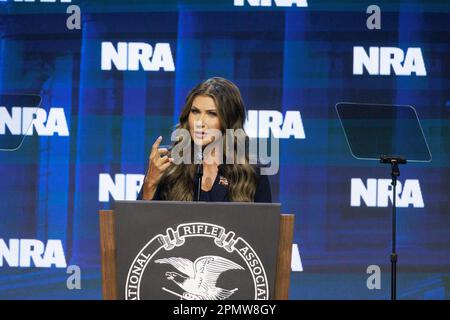 Indianapolis, Stati Uniti. 14th Apr, 2023. Il governatore del South Dakota Kristi Noem parla agli ospiti del 2023 NRA-ILA Leadership Forum di Indianapolis. Il forum fa parte delle riunioni e delle mostre annuali della National Rifle Association, che si prevede attireranno circa 70.000 ospiti, si apre oggi e si svolge fino alla domenica. (Foto di Jeremy Hogan/SOPA Images/Sipa USA) Credit: Sipa USA/Alamy Live News Foto Stock